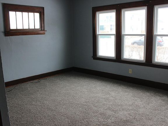 5th image of 323 W 16th St