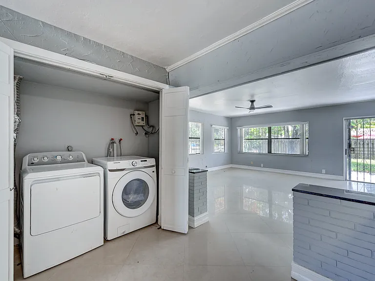 740 E Evanston Cir — Photo 42