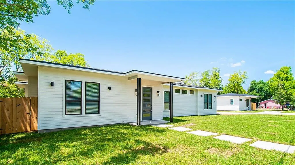 5 bed, 2056 sqft, $4,200 — Photo 1