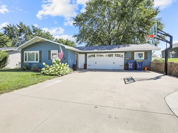 1208 Hazel St, Pella, IA 50219