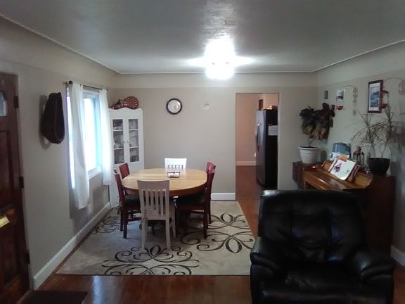 3rd image of 587 Avenue E