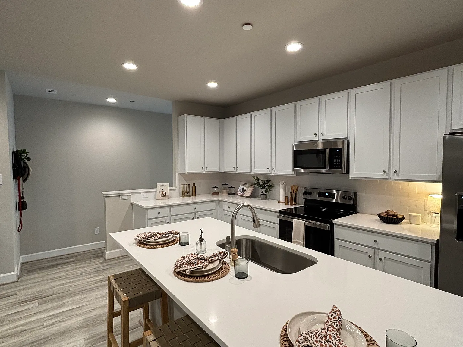 3 bed, 1269 sqft, $2,500 — Photo 1