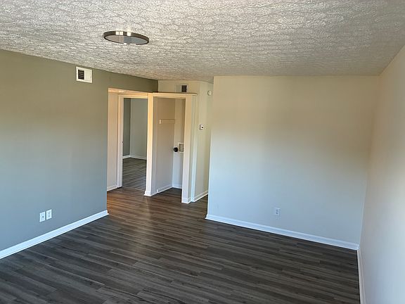 2nd image of 286 Elmwood Dr APT 1