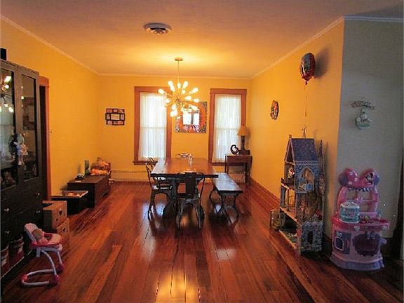 5th image of 315 E Clare St