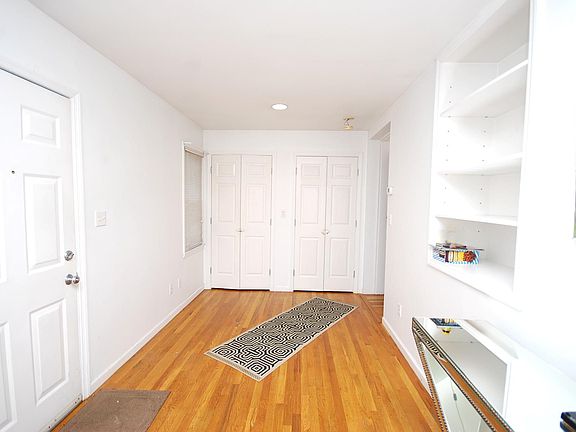 3rd image of 185 Grand St #1