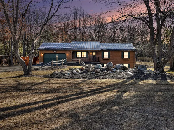 8366 S Cottonwood Ave, Howard City, MI 49329