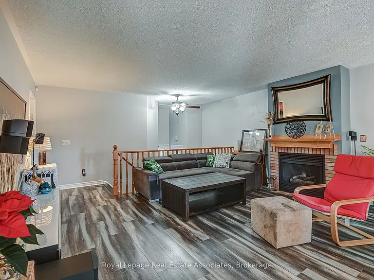 70 Nectarine Cres — Photo 5