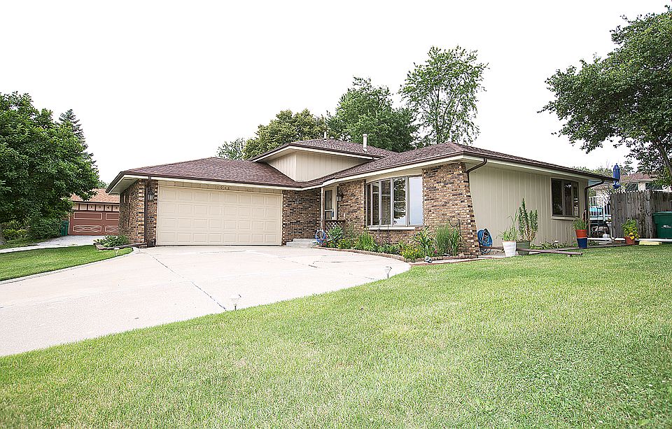 1st image of 1042 W Lakeshore Dr