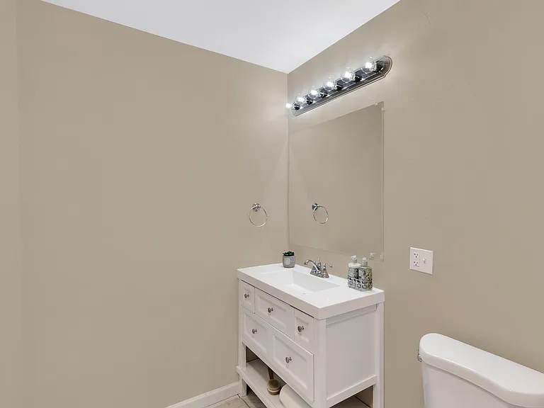 2217 E Silver St — Photo 11