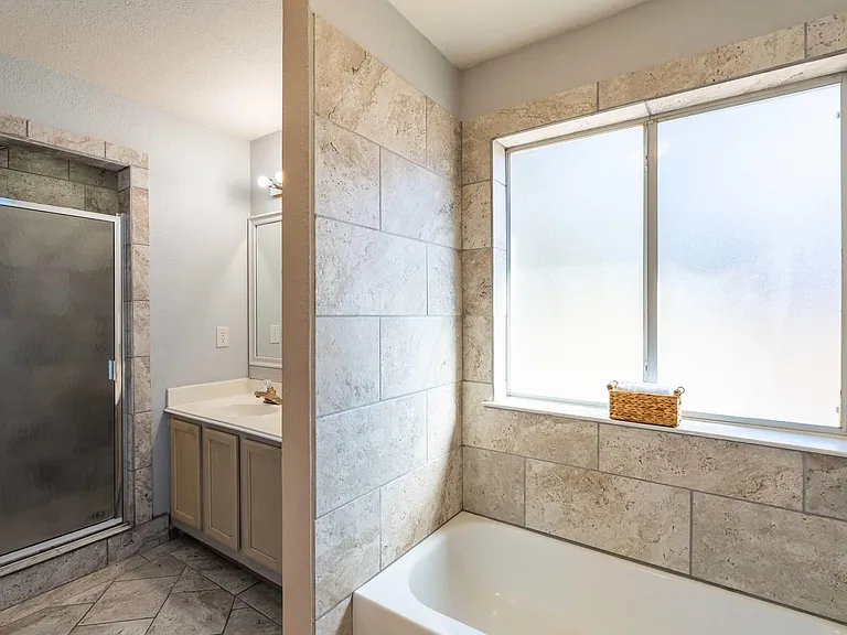 7704 Plateau Cv — Photo 16