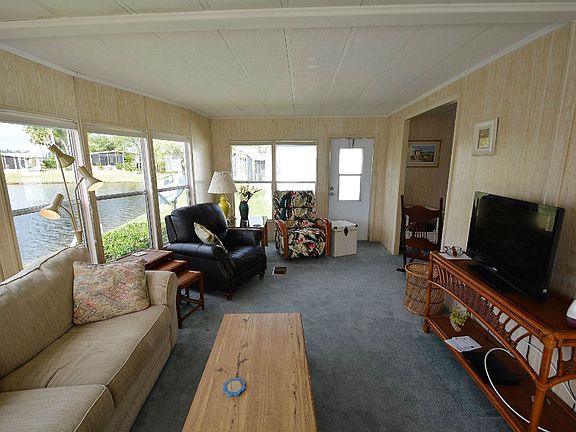 LARGE DEN OVERLOOKING LAKE