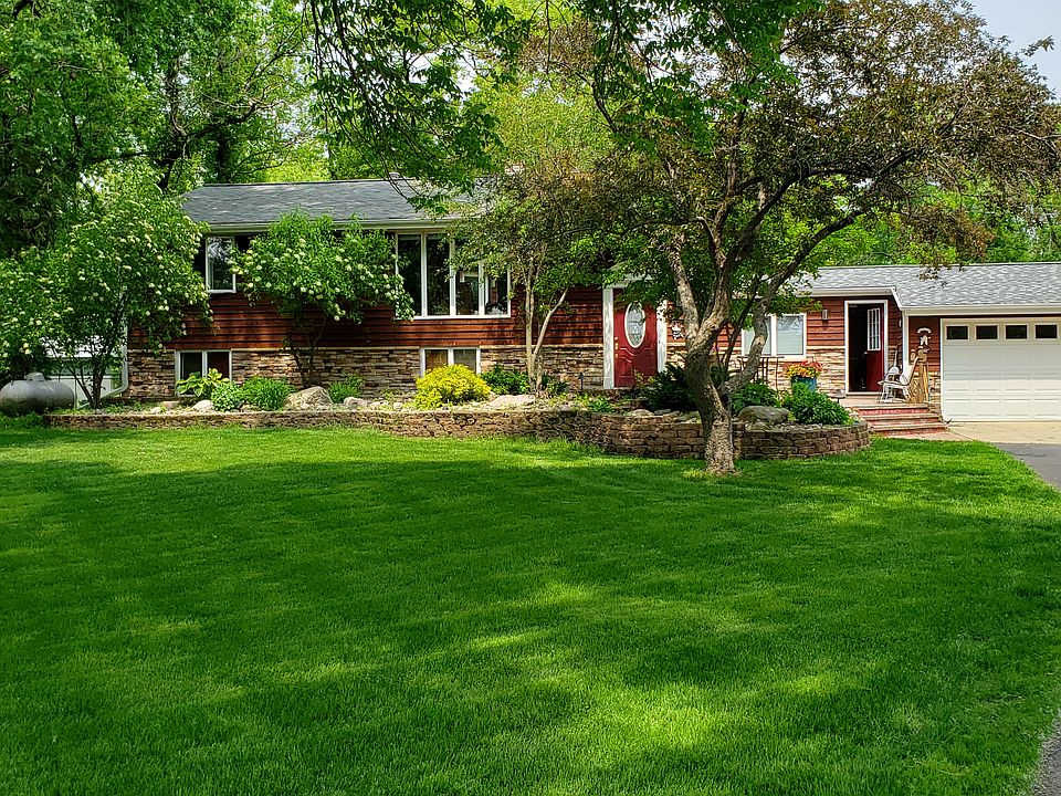 Beautiful front yard. 