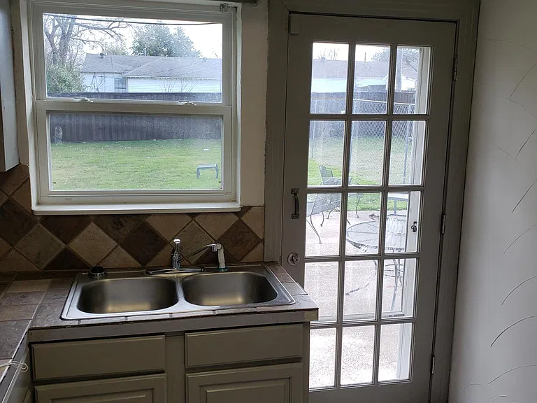 208 Fairview St — Photo 5