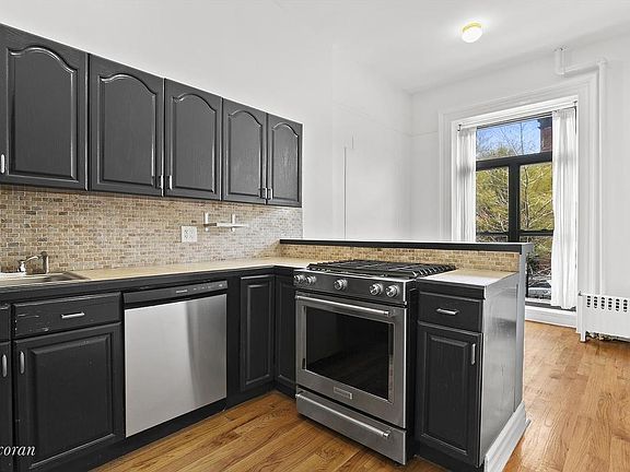3rd image of 294 Saint James Pl APT 1