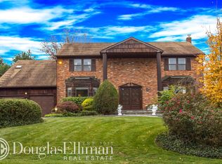 7 Crossbow Ln, Woodbury, NY 11797