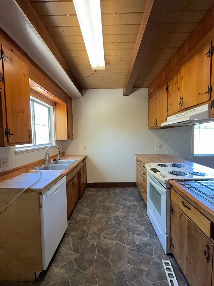 3001 Lakeshore Blvd — Photo 3