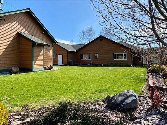 Very nice large grassy side yard to play yard games.