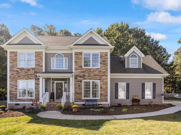 221 Parkridge Dr, Clayton, NC 27527