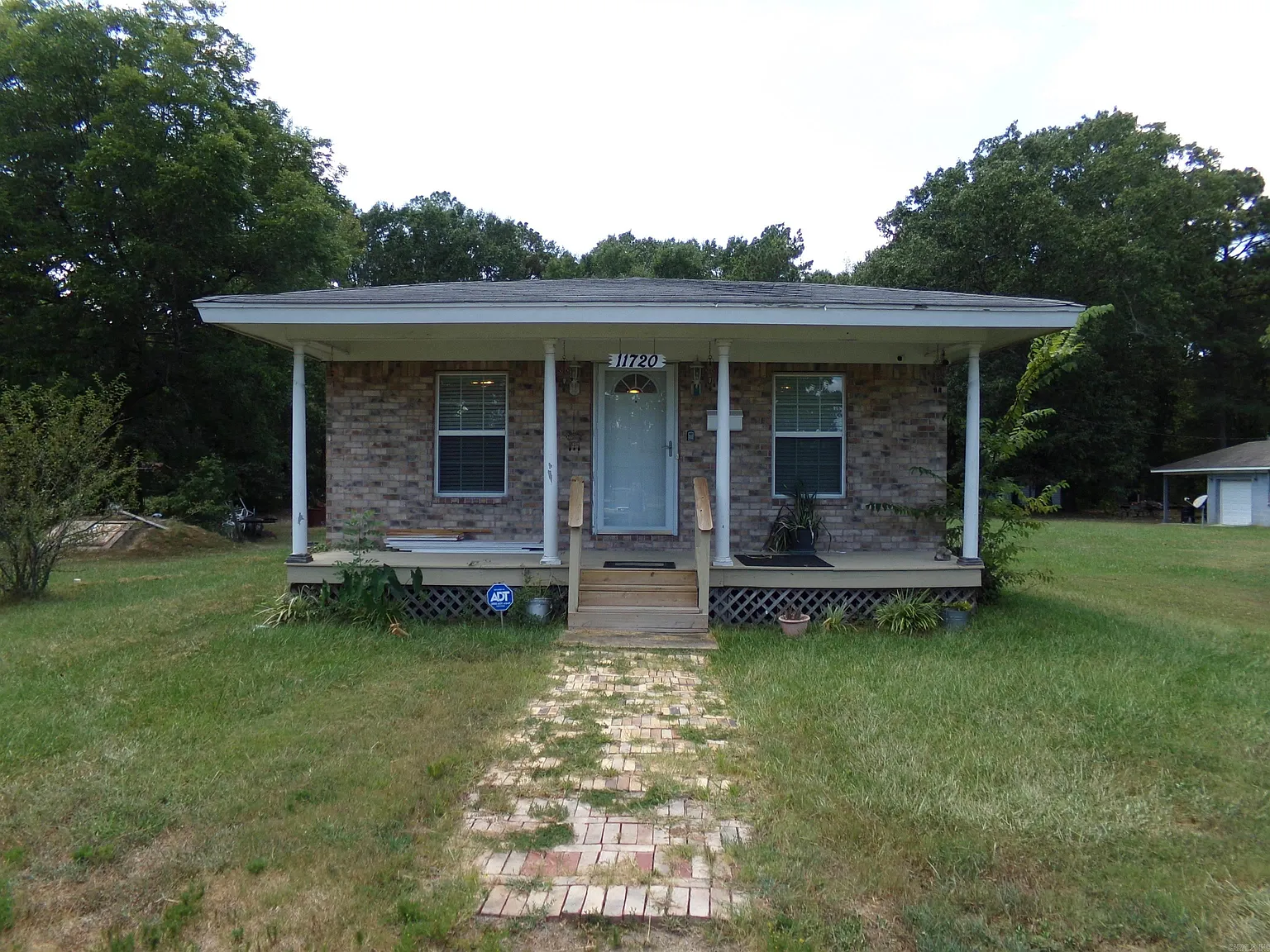 3 bed, 1.0 bath, 1008 sqft, $1,075 — Photo 2