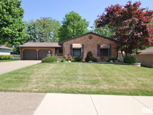 2 Gale Ct, Pekin, IL 61554