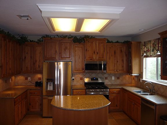 Kitchen w/ updated appliance
