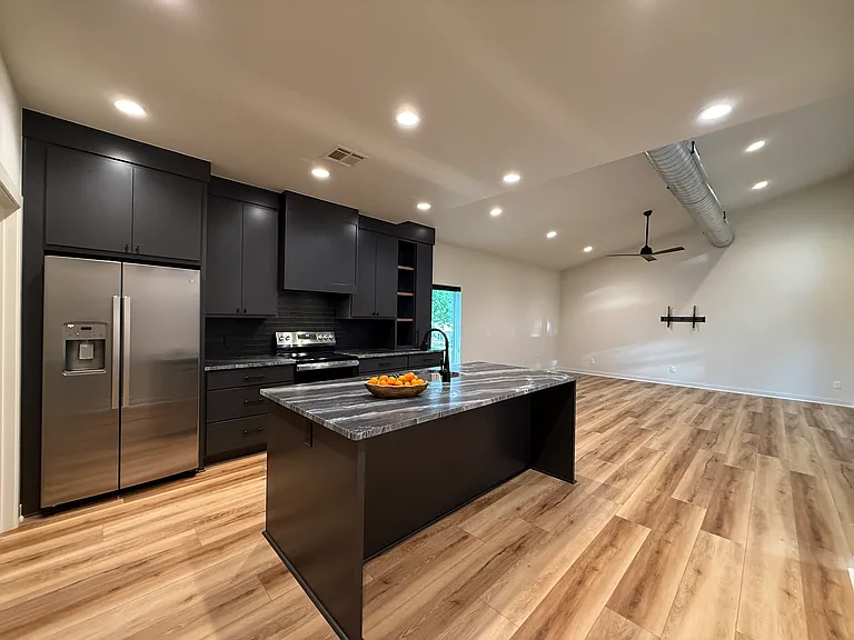 711 N Duck St — Photo 3