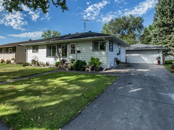 2111 8th St S, Moorhead, MN 56560