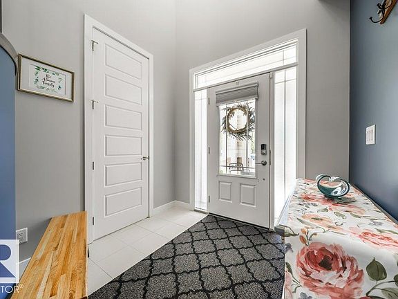 3rd image of 136 Rideau Cres