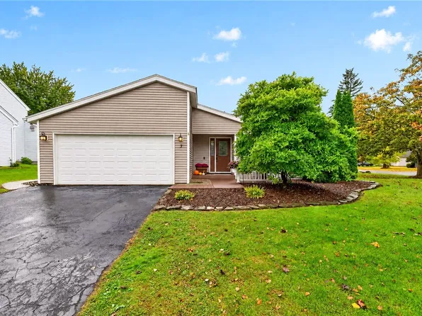 3 Empress Ct, Penfield, NY 14526