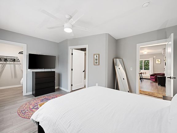 4th image of 2642 33rd St APT B