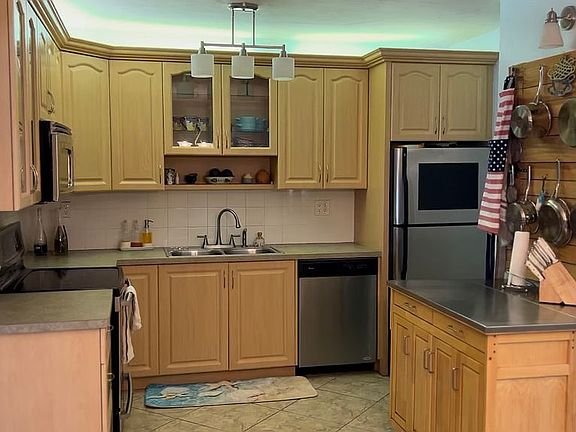 5th image of 1012 SW 18th Ct