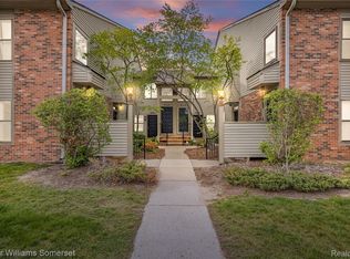 20745 Indian Creek Dr, Farmington, MI 48335