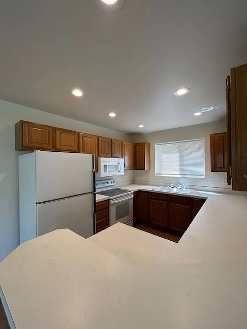 Newly updated 3 Bedroom Townhome! — Photo 2