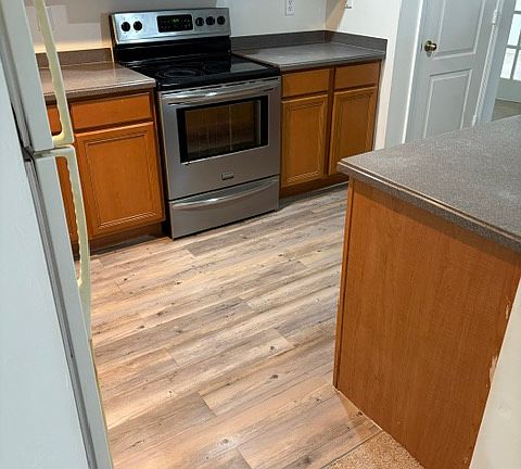 4th image of 179 Peerless St