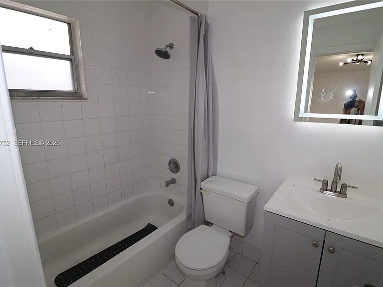 951 SW 7th St #5 — Photo 8