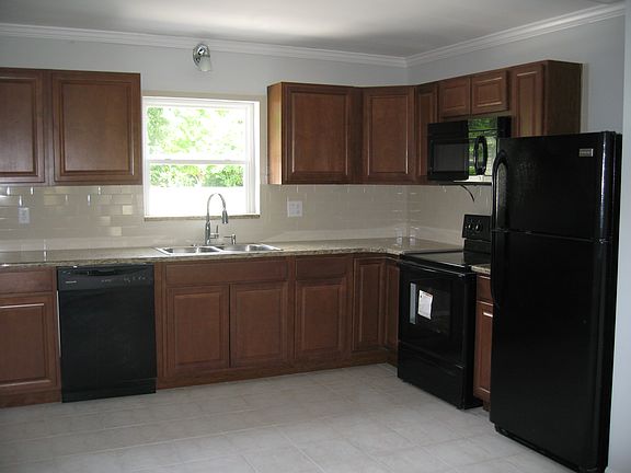 4th image of 306 Burbank Ave