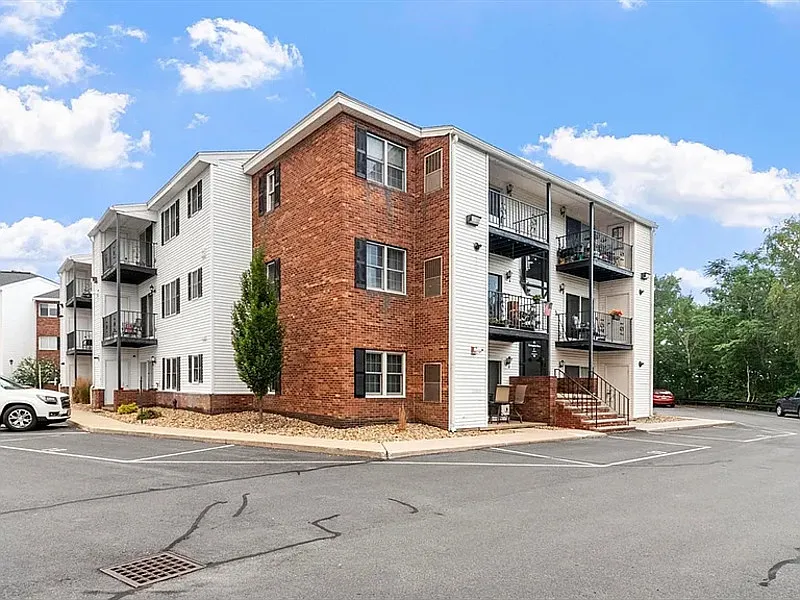 2 bed, 2.0 bath, 976 sqft, $1,890 — Photo 2