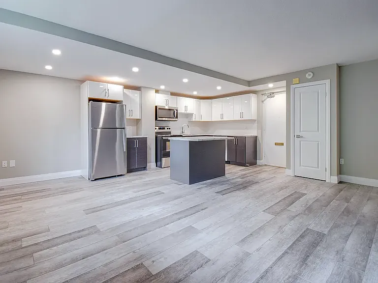 45 Paisley Blvd W — Photo 2