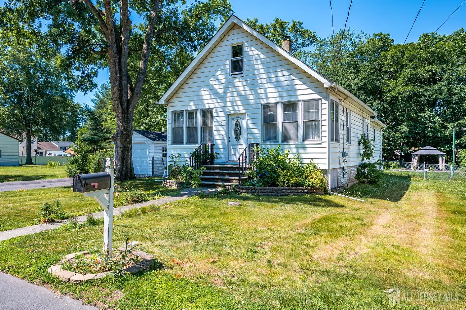 3 bed, 1.5 bath, $2,995 — Photo 3