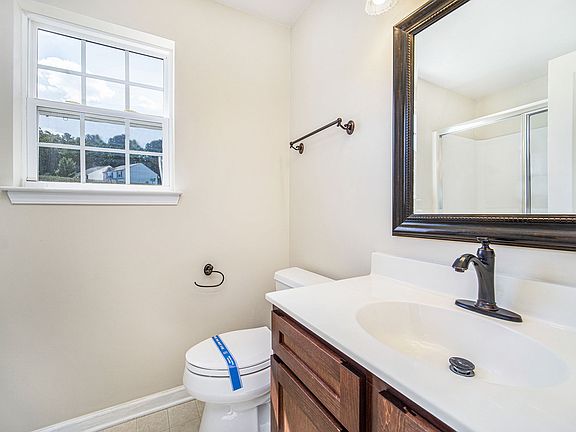 4th image of 208 Woodbridge Cir