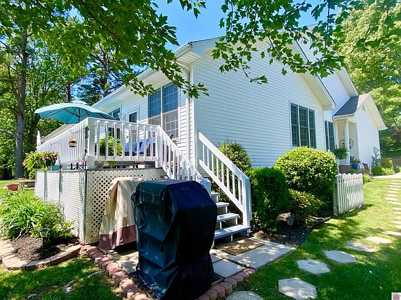 5th image of 33 Village Dr W