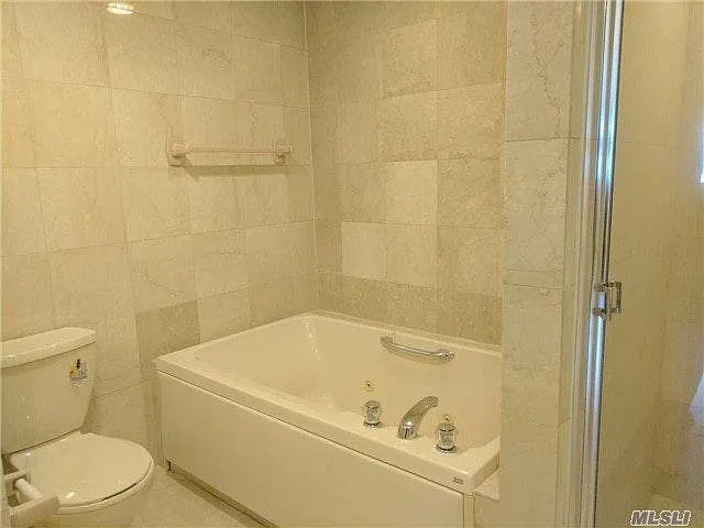 88 Cuttermill Rd #320 — Photo 11