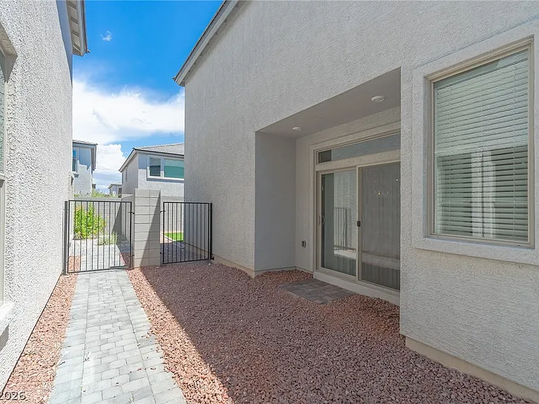 638 Great River Ave — Photo 2
