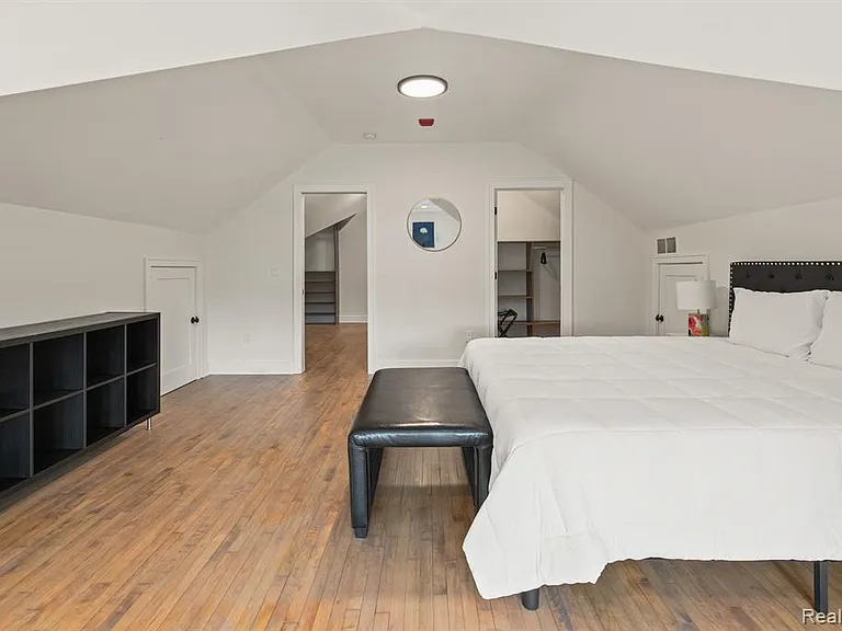 374 E Grand Blvd #2A — Photo 16