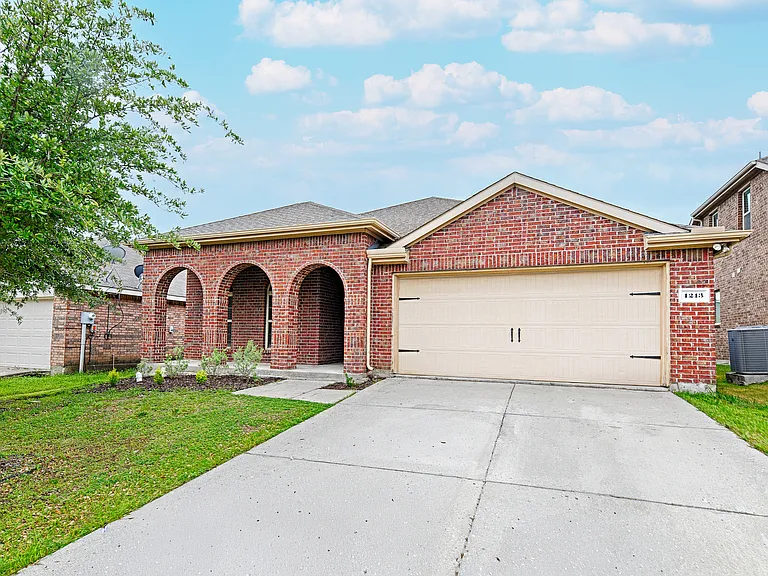1213 Lambert Dr — Photo 3