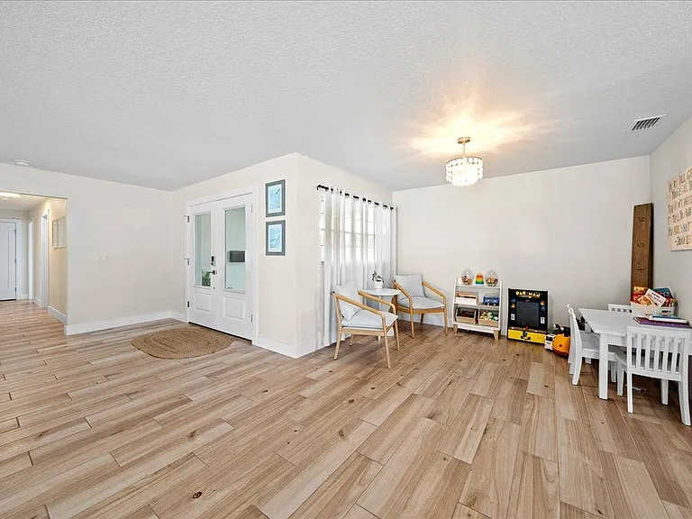 555 Norwood Ct — Photo 10