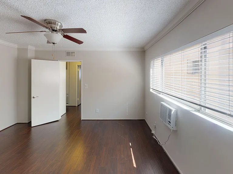 HYW - Hayworth Apts. — Photo 6