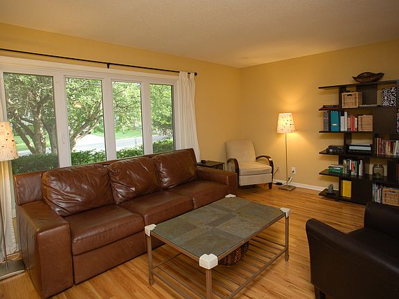Light filled, open living rm
