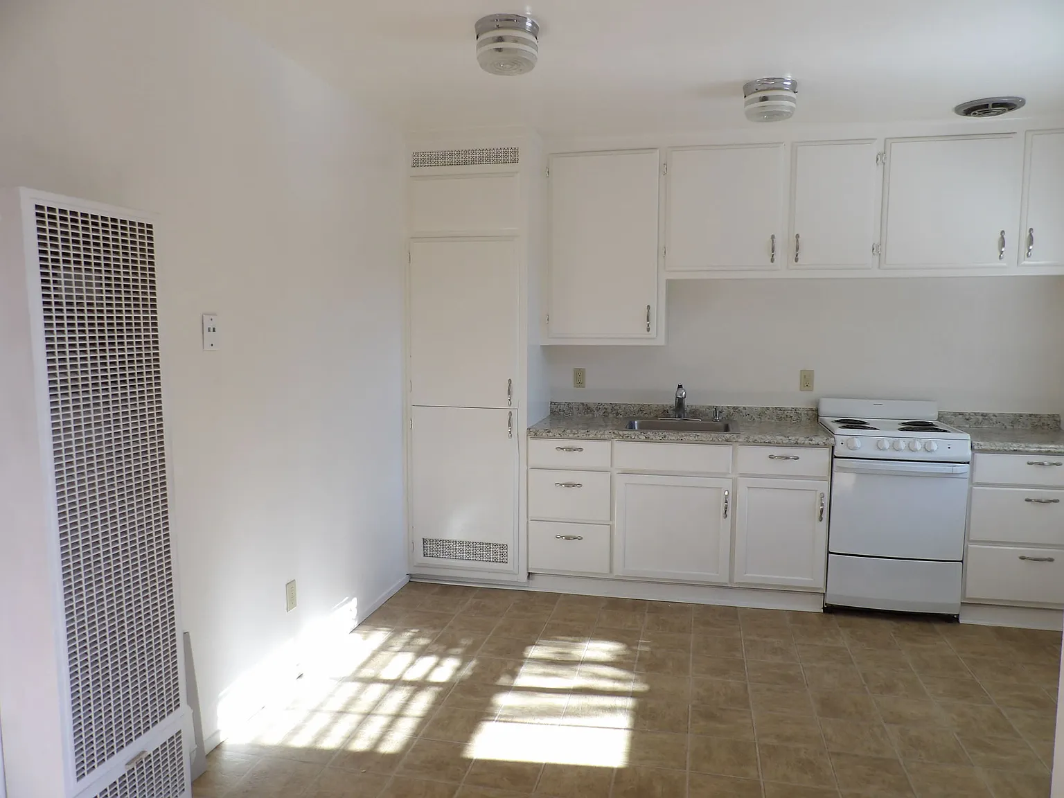 18307 Sierra Dr — Photo 3