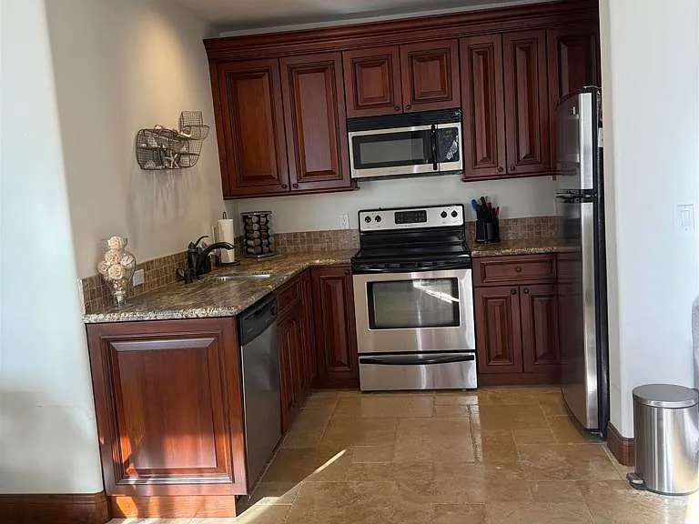 1550 Summit Ave — Photo 2